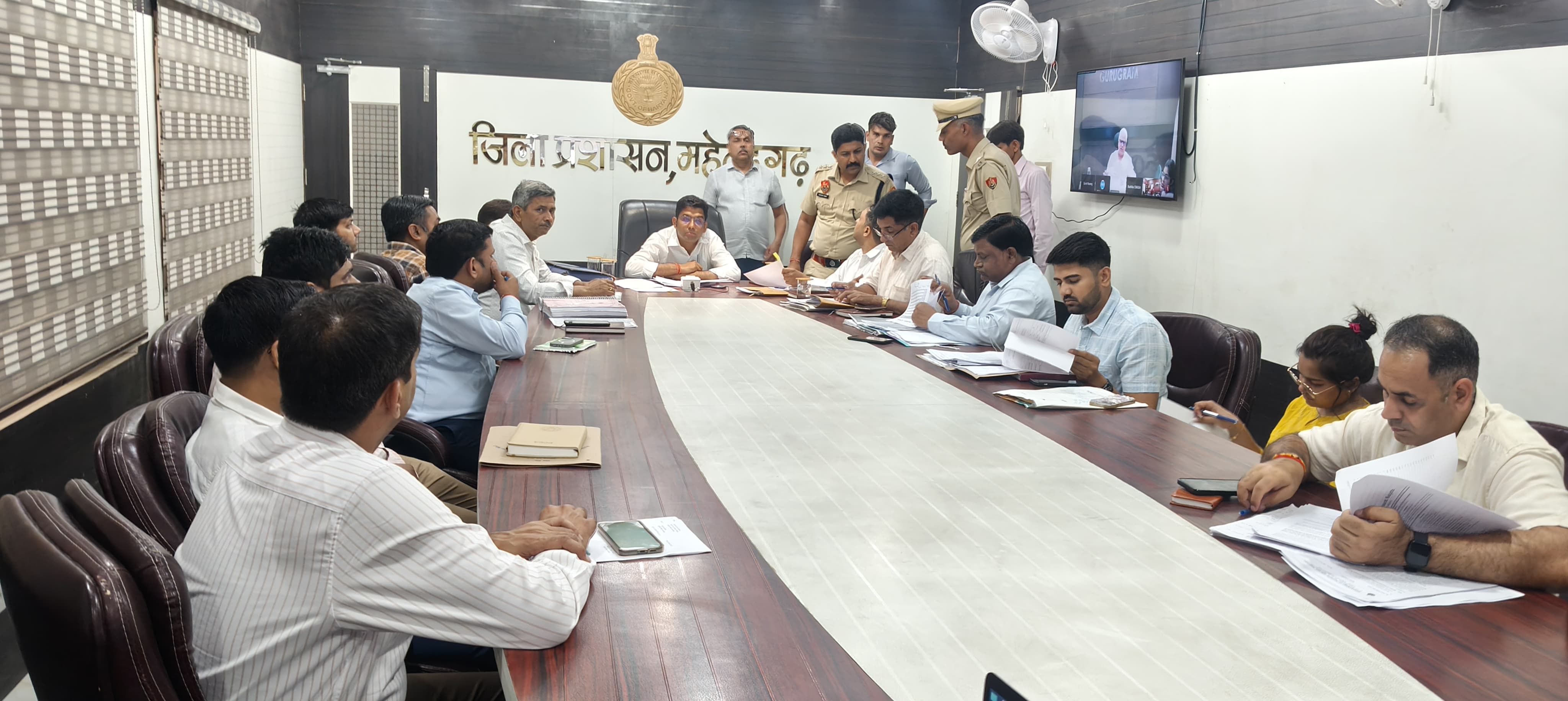 वीडियो कॉन्फ्रेंसिंग के दौरान मौजूद एडीसी डॉ आनंद कुमार शर्मा।