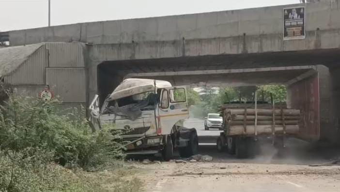 लजवाना कलां गांव के पास पुल से नीचे गिरा कंटेनर। लजवाना कलां गांव के पास पुल से नीचे गिरा कंटेनर।