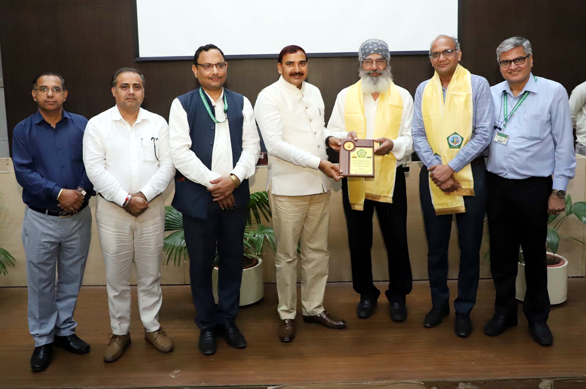 मेगा जॉब फेयर में आए एचआर अधिकारियों को सम्मानित करते कुलपति प्रो. नरसीराम बिश्नोई। मेगा जॉब फेयर में आए एचआर अधिकारियों को सम्मानित करते कुलपति प्रो. नरसीराम बिश्नोई।