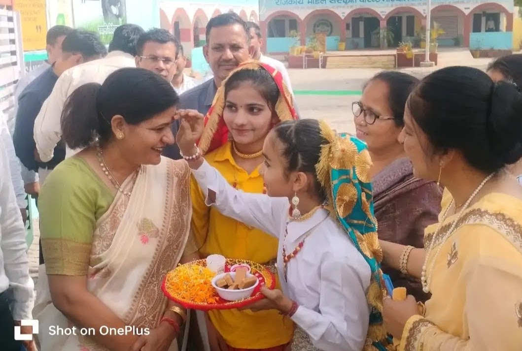 उप जिला शिक्षा अधिकारी डॉ सुनीता कादियान का स्वागत करती छोटी बच्ची उप जिला शिक्षा अधिकारी डॉ सुनीता कादियान का स्वागत करती छोटी बच्ची