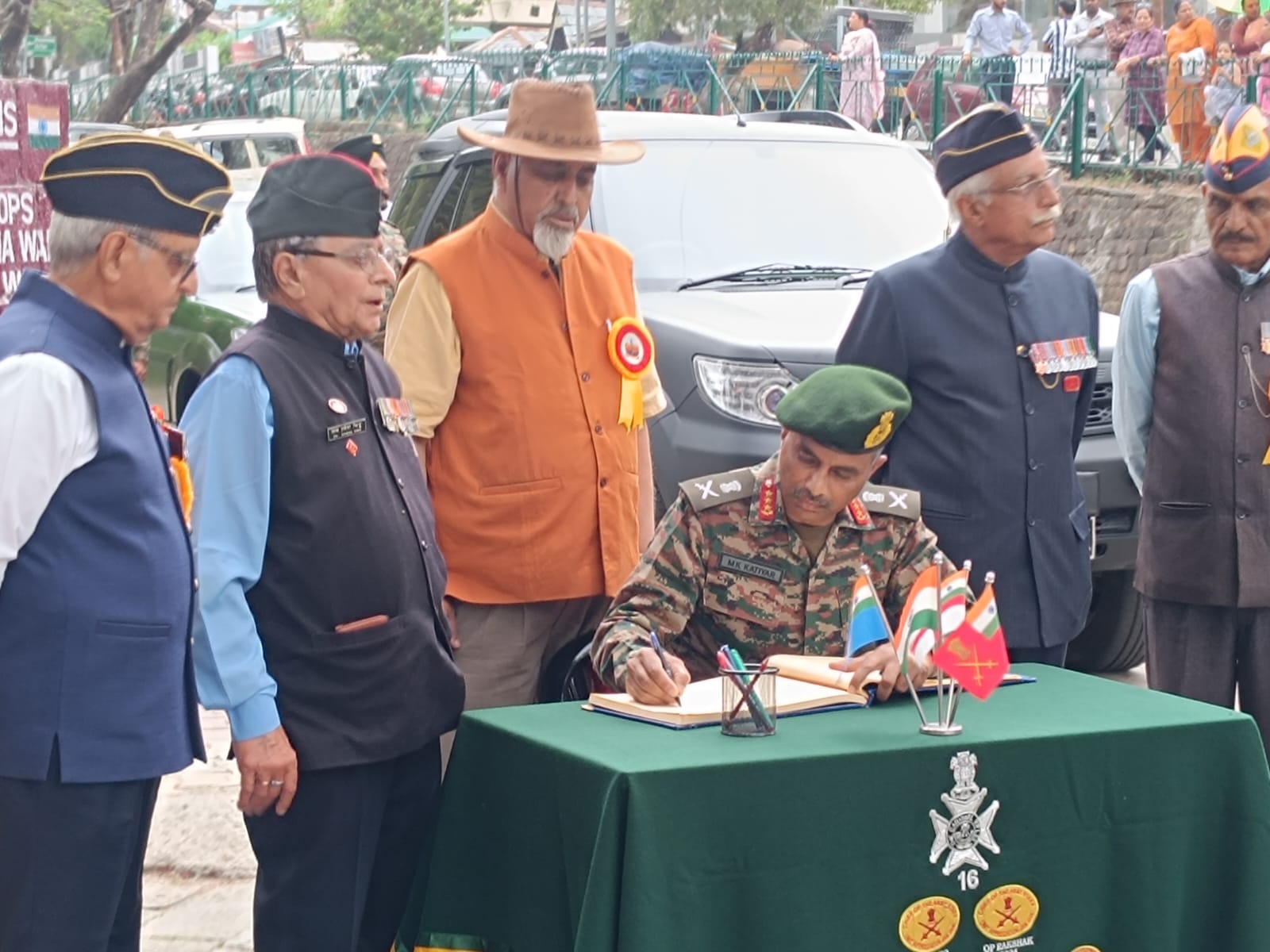 योल कैंट कमांडर वॉर मेमोरियल का दौरा करते हुए। योल कैंट कमांडर वॉर मेमोरियल का दौरा करते हुए।