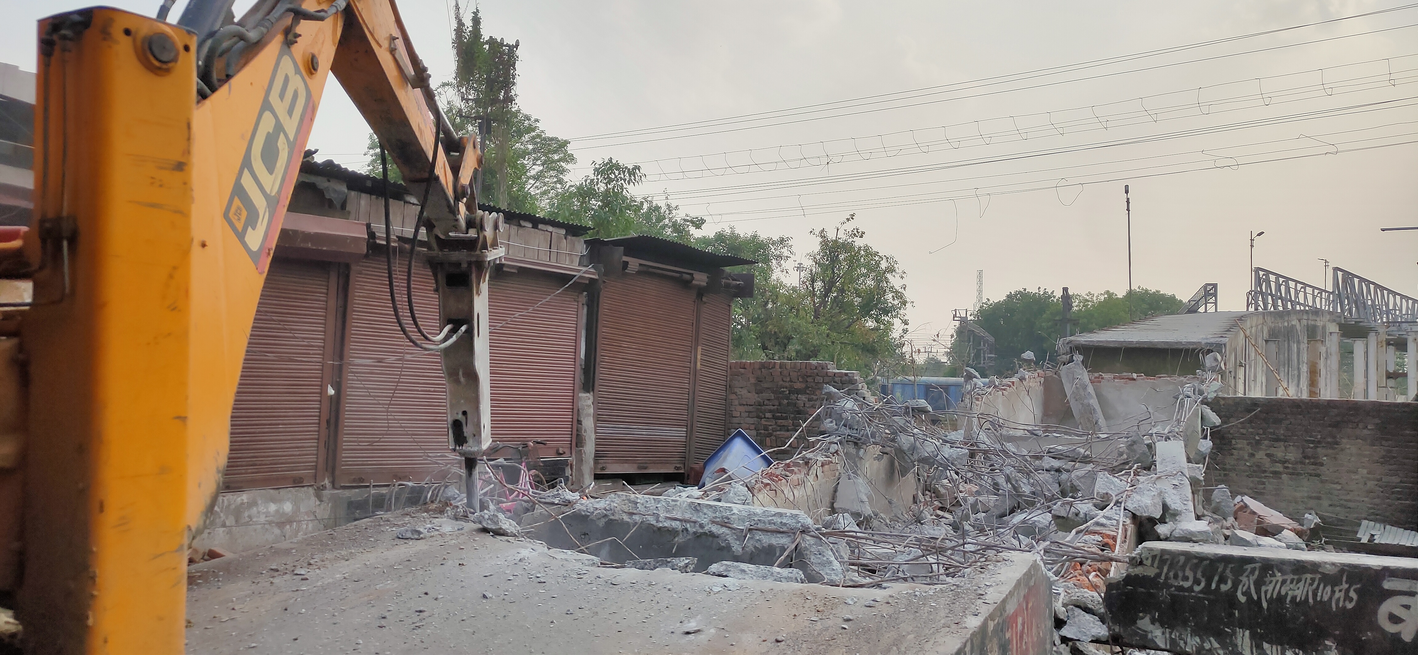 29 वर्ष पूर्व मुरादाबाद में रेलवे लाइन पर बना क्षतिग्रस्त कपूर कंपनी पुल को तोड़ती जेसीबी। 29 वर्ष पूर्व मुरादाबाद में रेलवे लाइन पर बना क्षतिग्रस्त कपूर कंपनी पुल को तोड़ती जेसीबी।