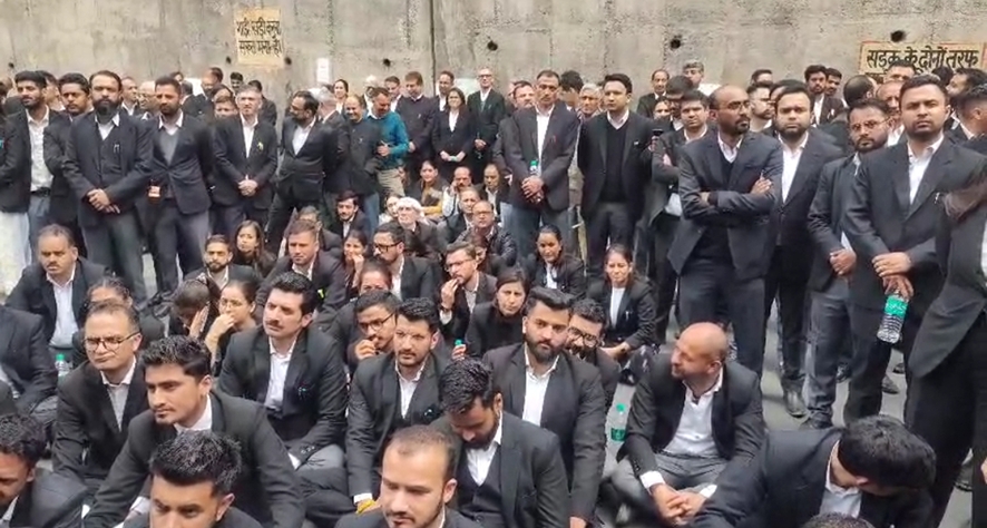 घेराव करते वकील घेराव करते वकील