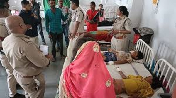 घर में खेलते समय विस्फोट से 4 बच्चे झुलसे घर में खेलते समय विस्फोट से 4 बच्चे झुलसे