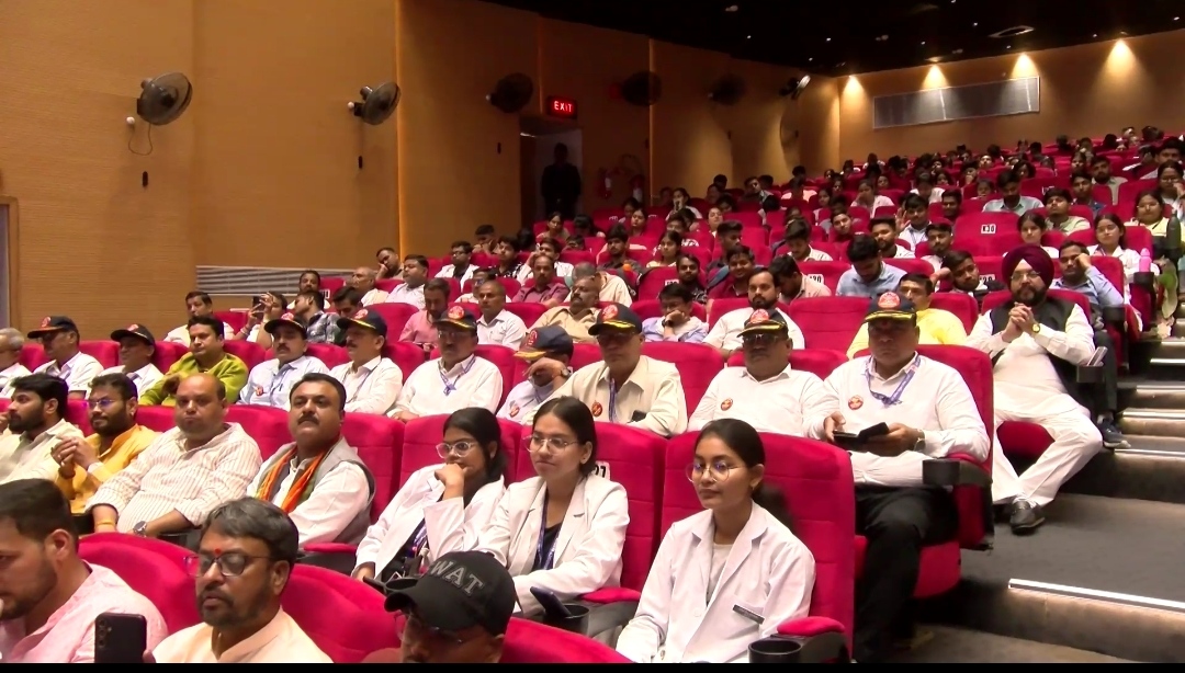 सुनील बंसल को सुनते विश्वविद्यालय के छात्र - छात्राएं
