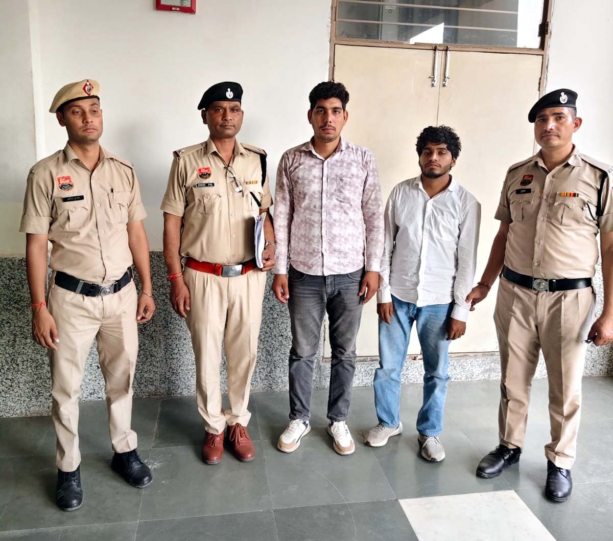 गिरफ्तार किए गए युवक गिरफ्तार किए गए युवक
