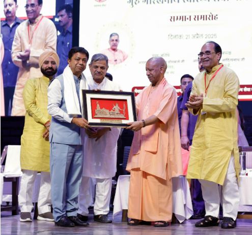 डा. को सम्मानित करते मुख्यमंंत्री