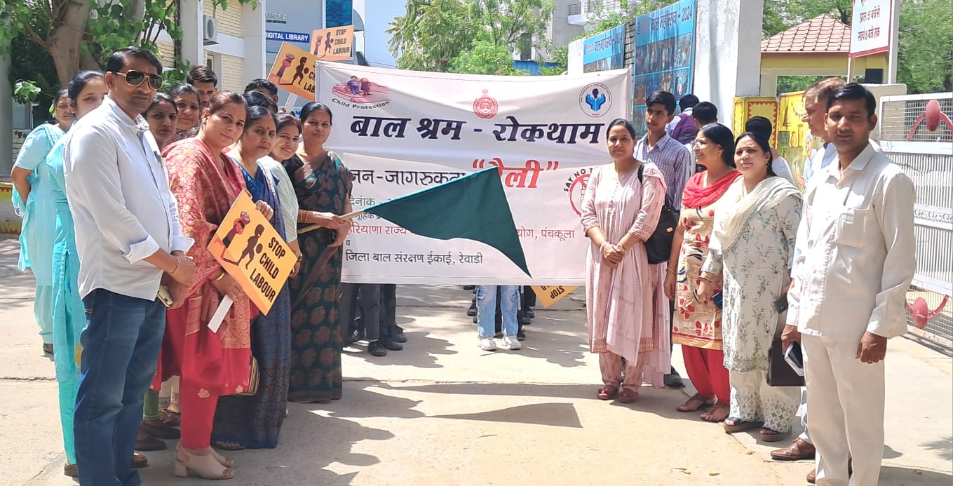जागरूकता रैली को हरी झंडी दिखाकर रवाना करती आयोग की सदस्य सुमन राणा जागरूकता रैली को हरी झंडी दिखाकर रवाना करती आयोग की सदस्य सुमन राणा
