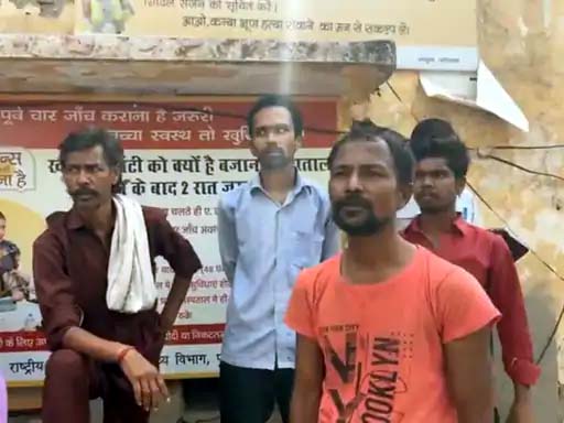 मृतक मुकेश के परिजन। मृतक मुकेश के परिजन।