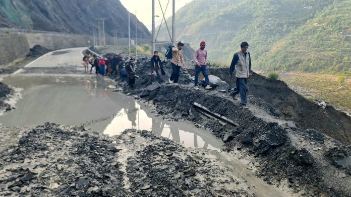 राष्ट्रीय राजमार्ग 44 बंद होने के कारण दूल्हे ने अपने परिवार के साथ विवाह स्थल तक पैदल ही यात्रा करने का किया फैसला राष्ट्रीय राजमार्ग 44 बंद होने के कारण दूल्हे ने अपने परिवार के साथ विवाह स्थल तक पैदल ही यात्रा करने का किया फैसला