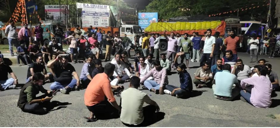 सड़क पर बैठे लोग