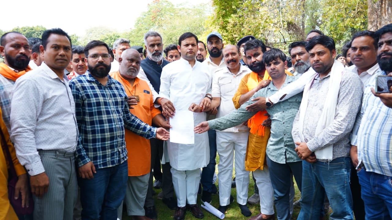 थाना प्रभारी राधेश्याम की गिरफ्तारी को लेकर गौ रक्षक आक्रोश में, आंदोलन करने की तैयारी, खेल मंत्री गौरव गौतम को सोपा ज्ञापन