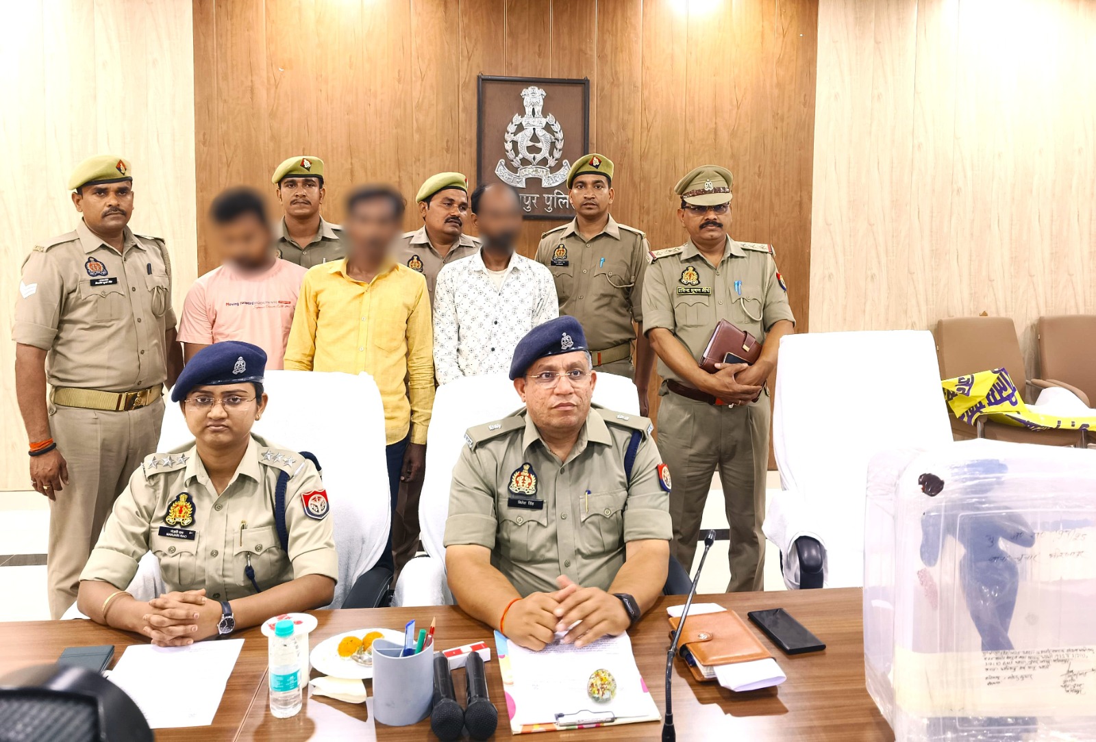 गिरफ्तार मूर्ति चोर और पुलिस अधिकारी। गिरफ्तार मूर्ति चोर और पुलिस अधिकारी।