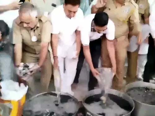स्वर्गाश्रम में विसर्जन के लिए तैयार कि गई 248 लावारिश शवों की अस्थियां स्वर्गाश्रम में विसर्जन के लिए तैयार कि गई 248 लावारिश शवों की अस्थियां