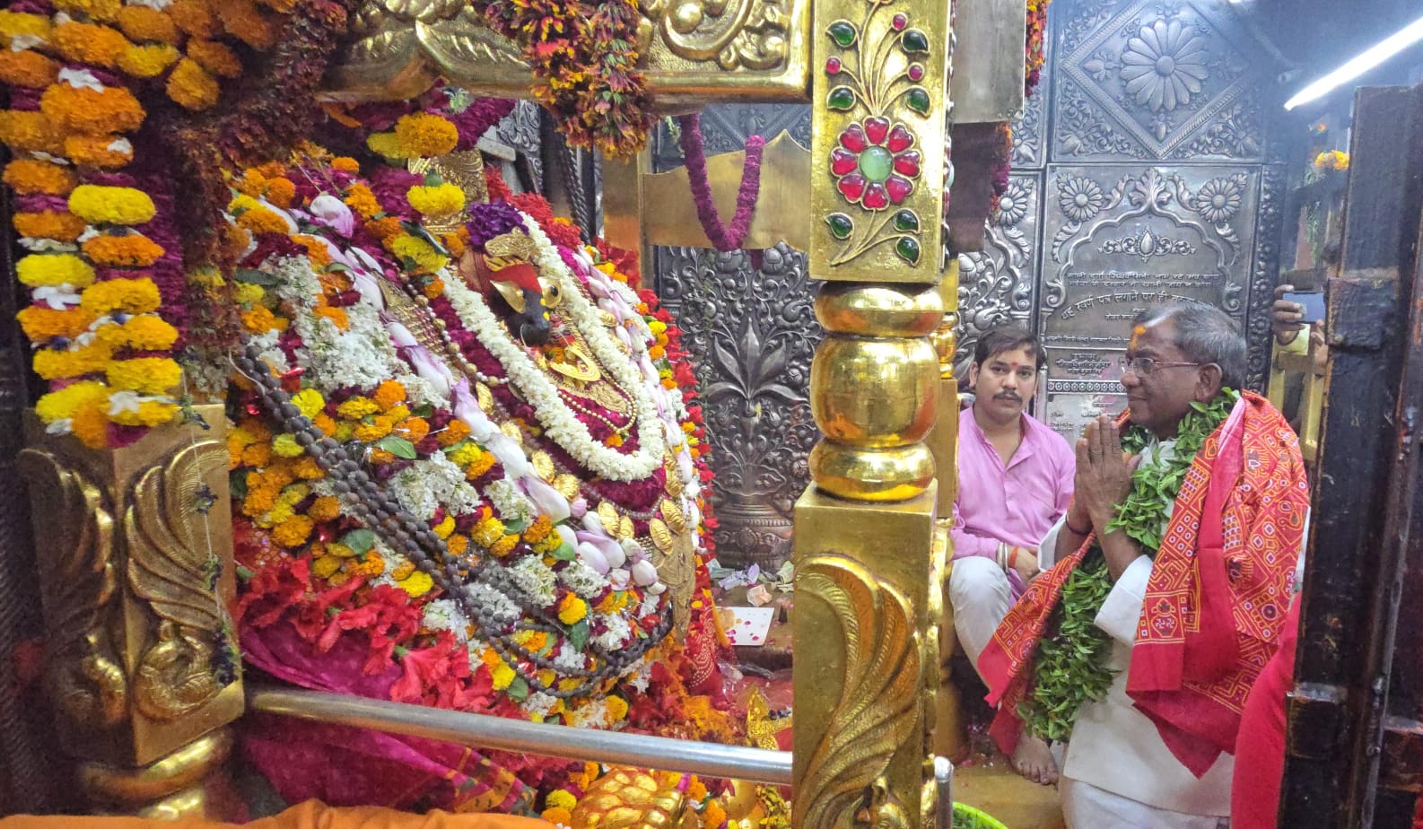 मां विंध्यवासिनी का दर्शन करते राज्यपाल लक्षमण आचार्य। मां विंध्यवासिनी का दर्शन करते राज्यपाल लक्षमण आचार्य।