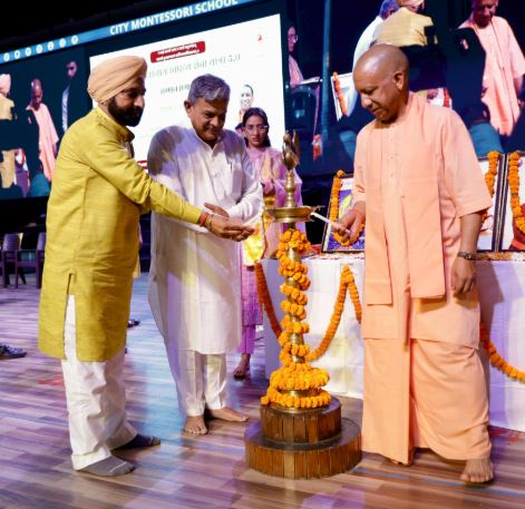 दीप जलाते सरकार्यवाह व मुख्यमंत्री दीप जलाते सरकार्यवाह व मुख्यमंत्री