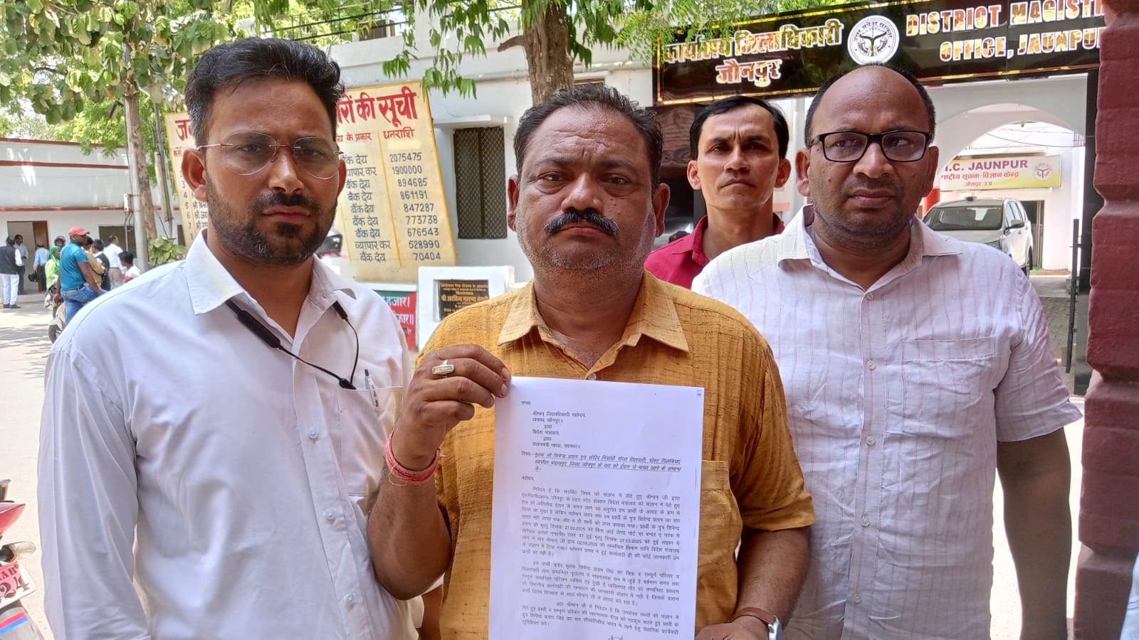 मृतक का पिता डीएम ऑफिस के पास  गुहार लगाते हुए