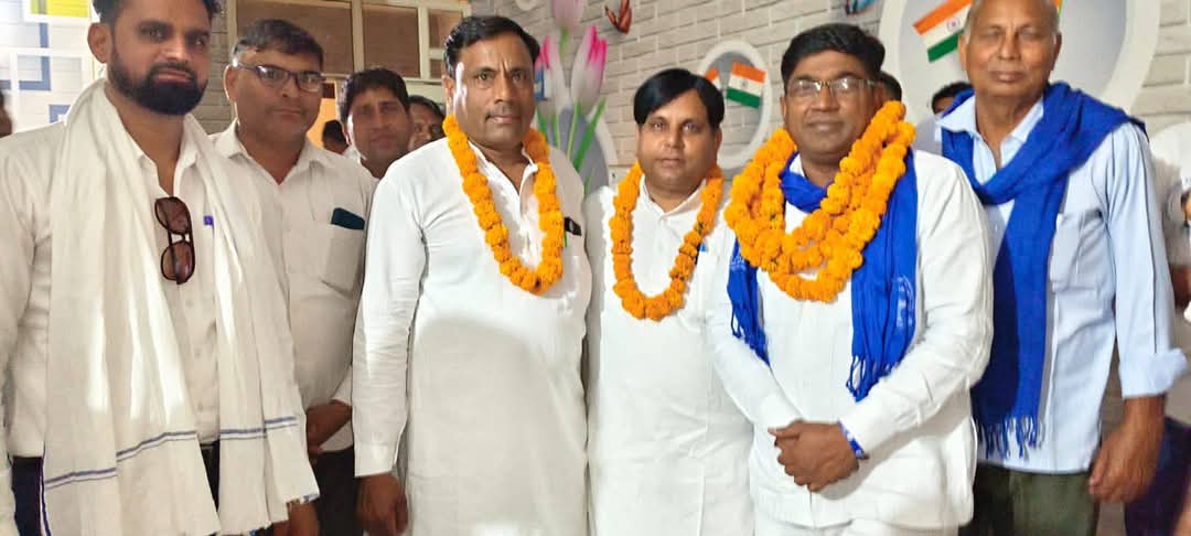बैठक में मुख्यातिथि का स्वागत करते हुए आयोजक। बैठक में मुख्यातिथि का स्वागत करते हुए आयोजक।