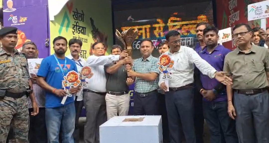 मशाल के साथ जिलाधिकारी और अन्य मशाल के साथ जिलाधिकारी और अन्य