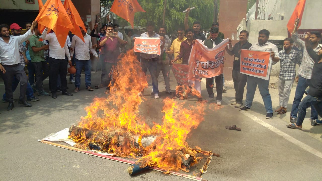 कलेक्ट्रेट में पश्चिम बंगाल की मुख्यमंत्री ममता बनर्जी के पुतले की शवयात्रा फूंकते करणी सेना के पदाधिकारी। कलेक्ट्रेट में पश्चिम बंगाल की मुख्यमंत्री ममता बनर्जी के पुतले की शवयात्रा फूंकते करणी सेना के पदाधिकारी।
