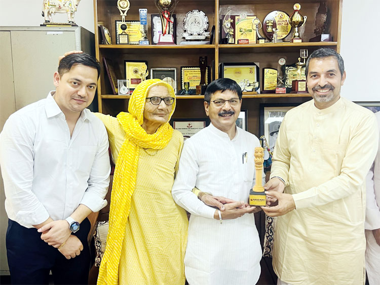 सोनीपत: भाजपा के प्रदेश महासचिव (संगठन) फणींद्र नाथ शर्मा को शाल भेंट कर उनका स्वागत करते पूर्ण मूर्ति कैंपस के चेयरमैन डा.विजयपाल नैन व उनकी माता मूर्ति देवी। सोनीपत: भाजपा के प्रदेश महासचिव (संगठन) फणींद्र नाथ शर्मा को शाल भेंट कर उनका स्वागत करते पूर्ण मूर्ति कैंपस के चेयरमैन डा.विजयपाल नैन व उनकी माता मूर्ति देवी।