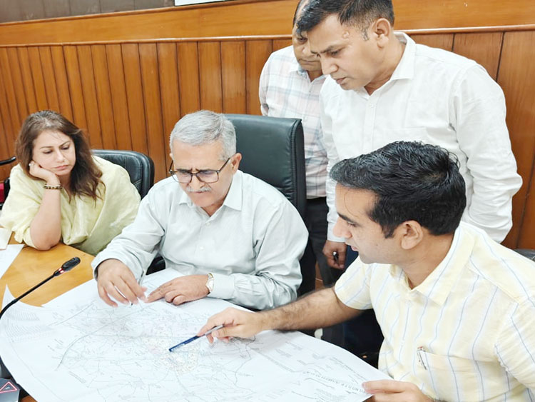 सोनीपत: एसएमडीए की विशेष कार्ययोजना पर मुख्य सलाहकार डीएस ढेसी समीक्षा करते हुए। सोनीपत: एसएमडीए की विशेष कार्ययोजना पर मुख्य सलाहकार डीएस ढेसी समीक्षा करते हुए।