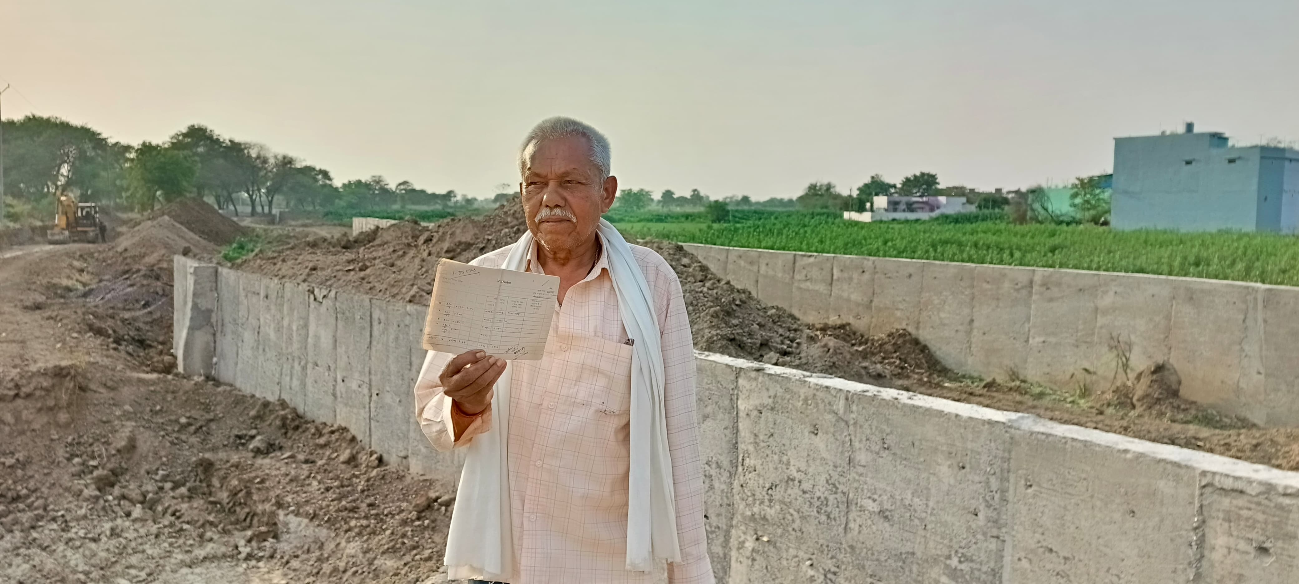 ऋृण पुस्तिका की कापी दिखाता हुआ किसान ऋृण पुस्तिका की कापी दिखाता हुआ किसान