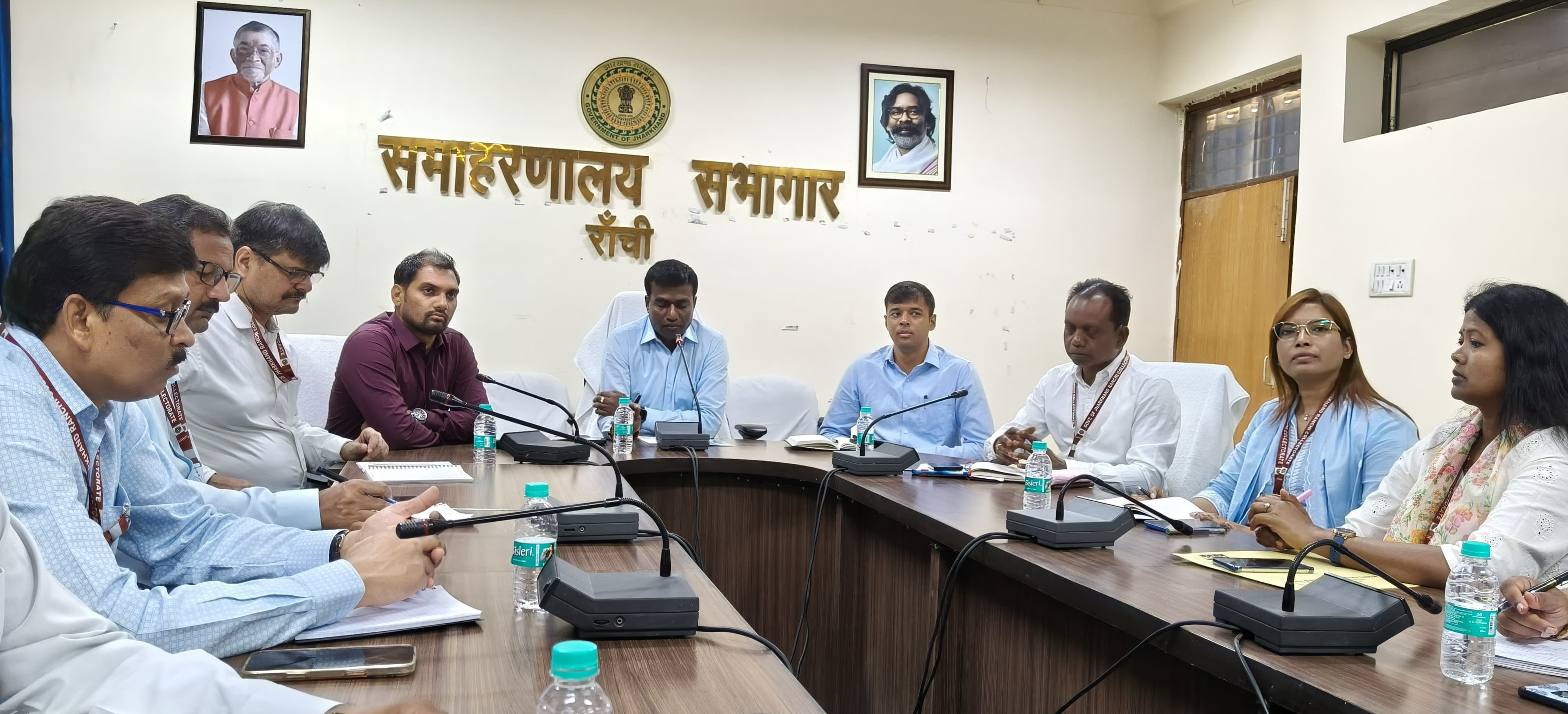 अधिकारियों के साथ बैठक करते उपायुक्त की फोटो अधिकारियों के साथ बैठक करते उपायुक्त की फोटो