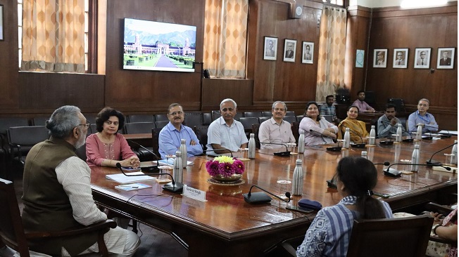 वन अनुसंधान संस्थान देहरादून में केंद्रीय मंत्री गिरिराज सिंह वस्त्र उद्योग के लिए बांस की संभावनाओं पर चर्चा करते। वन अनुसंधान संस्थान देहरादून में केंद्रीय मंत्री गिरिराज सिंह वस्त्र उद्योग के लिए बांस की संभावनाओं पर चर्चा करते।