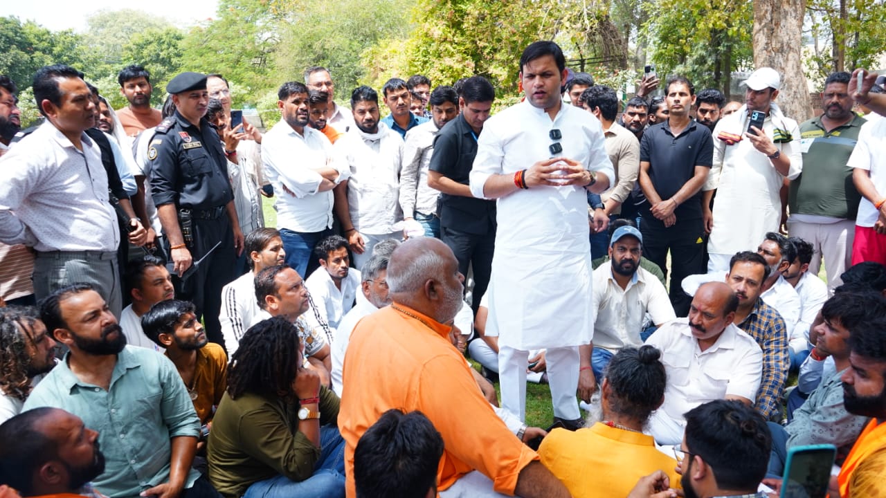 हरियाणा सरकार में खेल मंत्री गौरव गौतम ने दिया बड़ा बयान बोले सरकार गौरक्षा करने वालों की हर संभव करेगी मदद हरियाणा सरकार में खेल मंत्री गौरव गौतम ने दिया बड़ा बयान बोले सरकार गौरक्षा करने वालों की हर संभव करेगी मदद