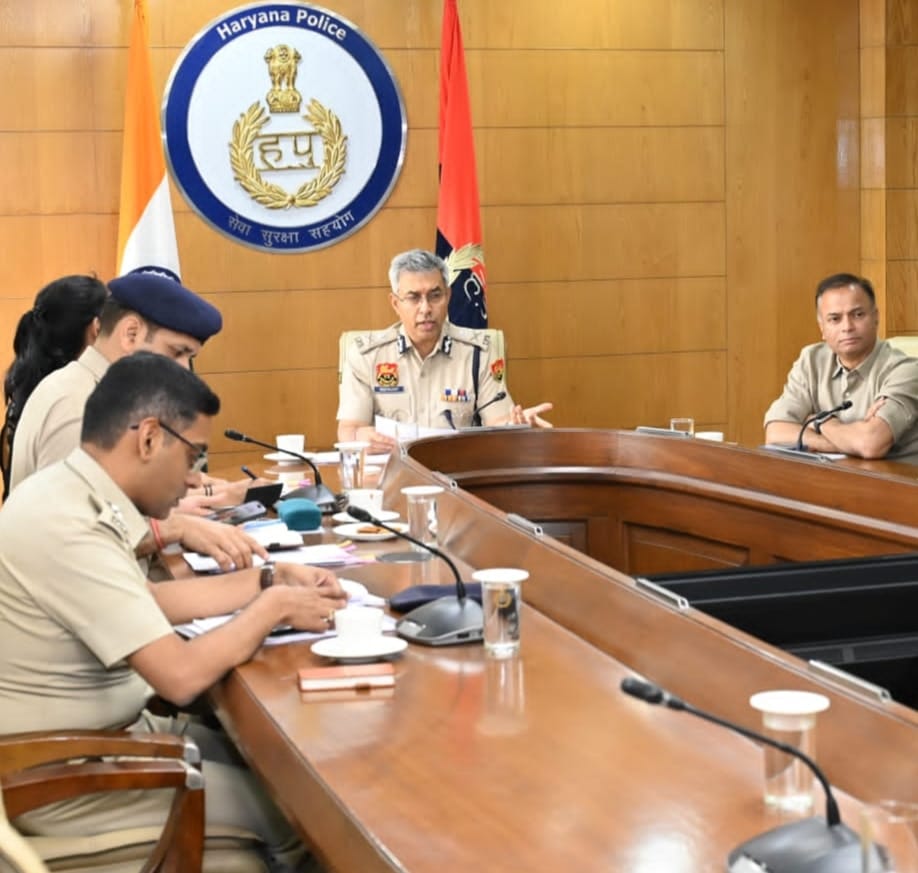 हरियाणा पुलिस महानिदेशक शत्रुजीत कपूर अधिकारियों की बैठक लेते हुए हरियाणा पुलिस महानिदेशक शत्रुजीत कपूर अधिकारियों की बैठक लेते हुए