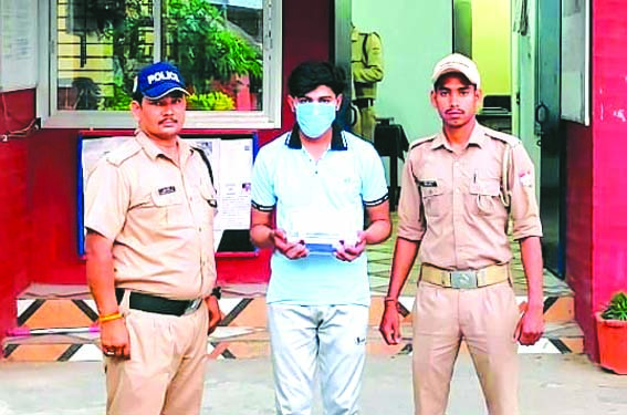 पुलिस गिरफ्त में आरोपित पुलिस गिरफ्त में आरोपित