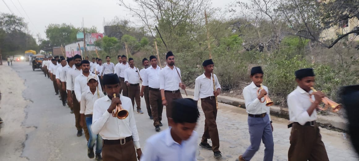 चुनार नगर में पथ संचलन करते आरएसएस कार्यकर्ता। चुनार नगर में पथ संचलन करते आरएसएस कार्यकर्ता।
