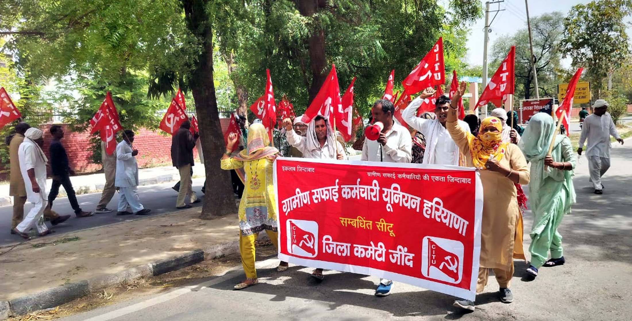 मांगों को लेकर प्रदर्शन करते हुए सफाई कर्मी। मांगों को लेकर प्रदर्शन करते हुए सफाई कर्मी।
