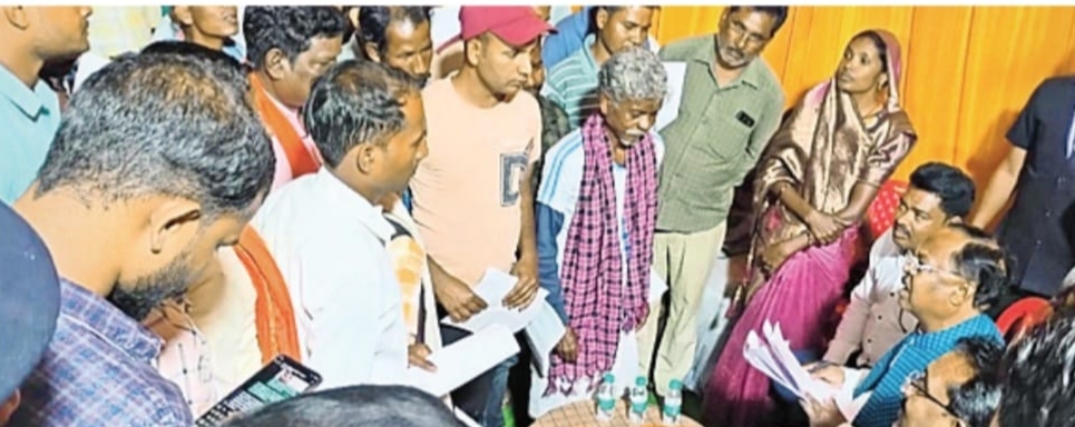 ग्रामीणों की समस्या सुनते रामविचार। ग्रामीणों की समस्या सुनते रामविचार।