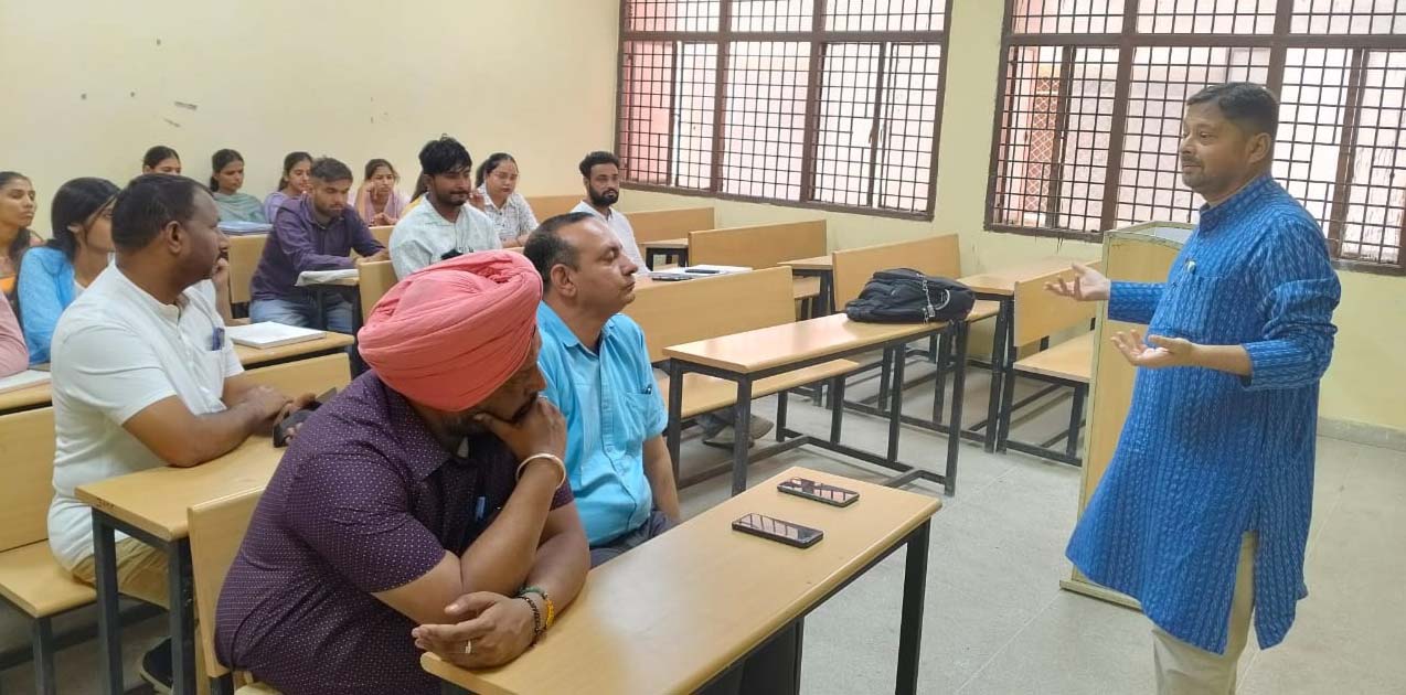 सेमिनार को संबोधित करते सुनीत मुखर्जी। सेमिनार को संबोधित करते सुनीत मुखर्जी।