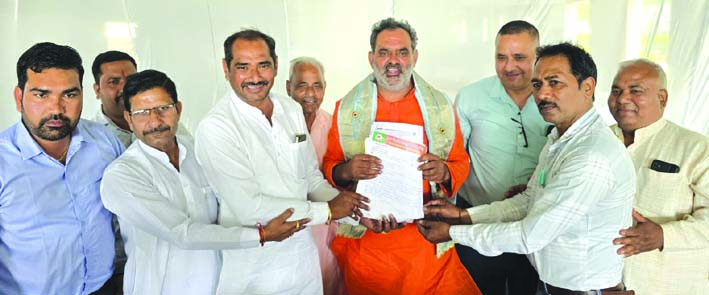 कार्यक्रम के दौरान स्वागत करते हुए कार्यक्रम के दौरान स्वागत करते हुए