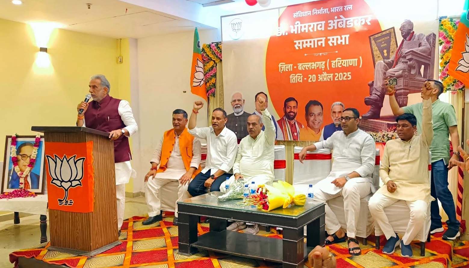 केंद्रीय राज्यमंत्री कृष्णपाल गुर्जर सभा को संबोधित करते हुए केंद्रीय राज्यमंत्री कृष्णपाल गुर्जर सभा को संबोधित करते हुए