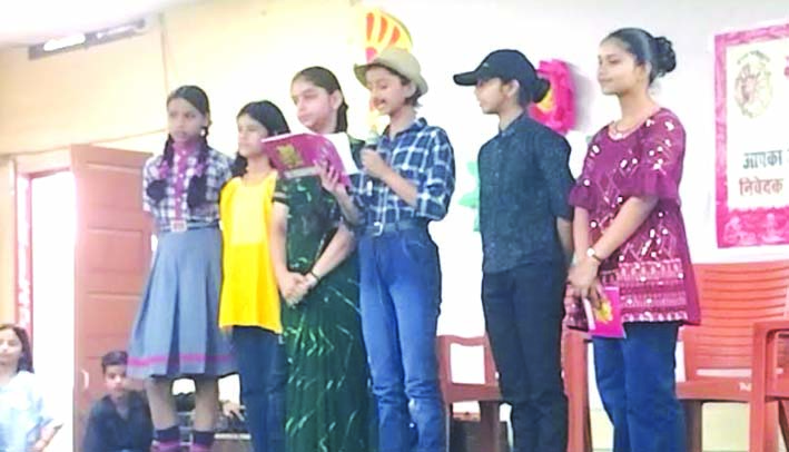 नाट्य मंचन करते बाल कलाकार नाट्य मंचन करते बाल कलाकार