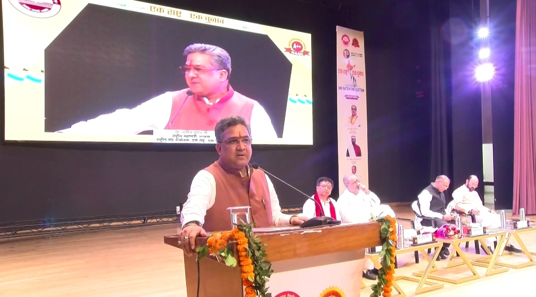 सभा को सम्बोधित करते सुनील बंसल सभा को सम्बोधित करते सुनील बंसल
