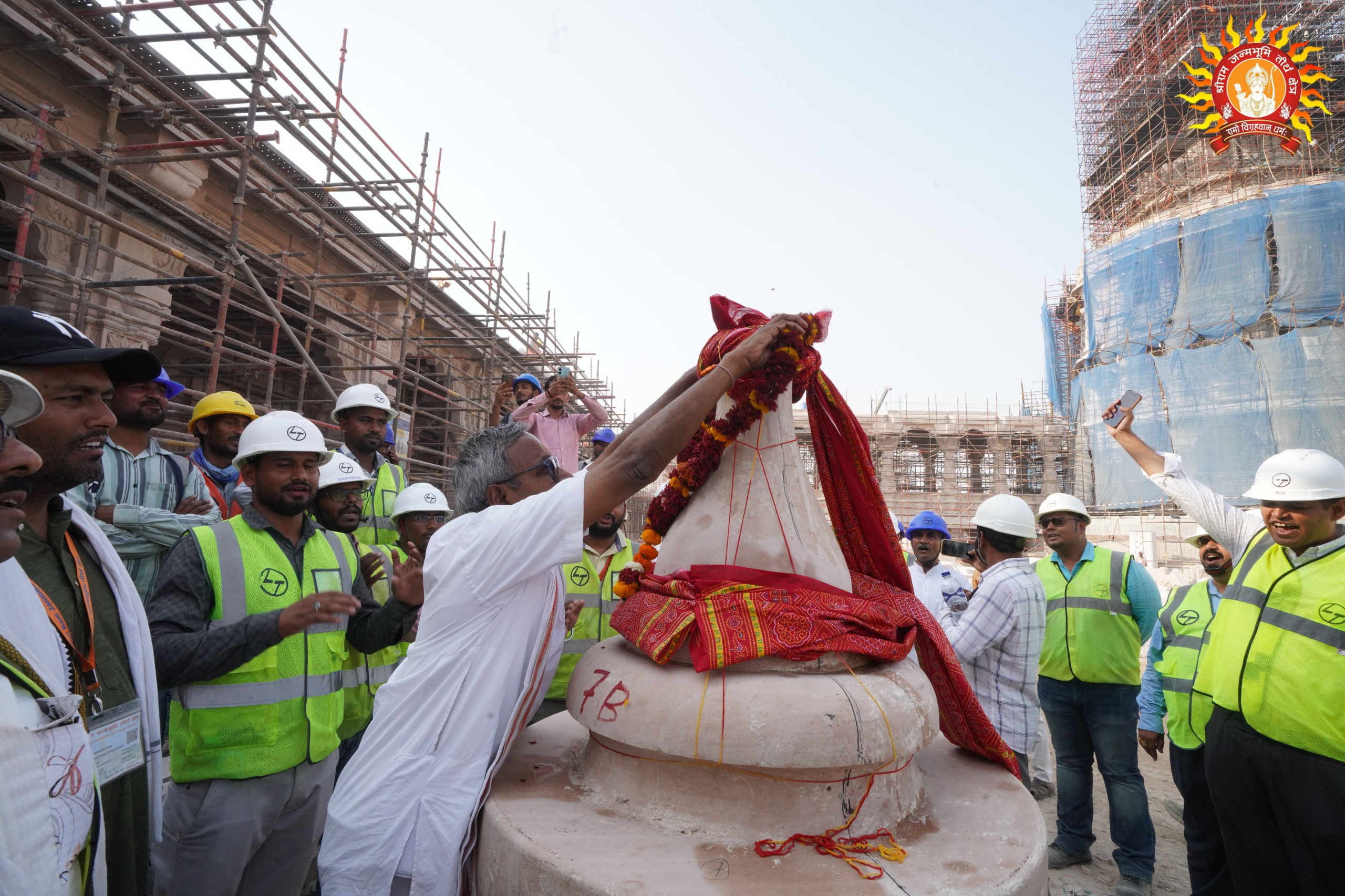 राम जन्मभूमि के सूर्य मन्दिर पर शिखर कलश हुआ प्रतिष्ठित राम जन्मभूमि के सूर्य मन्दिर पर शिखर कलश हुआ प्रतिष्ठित