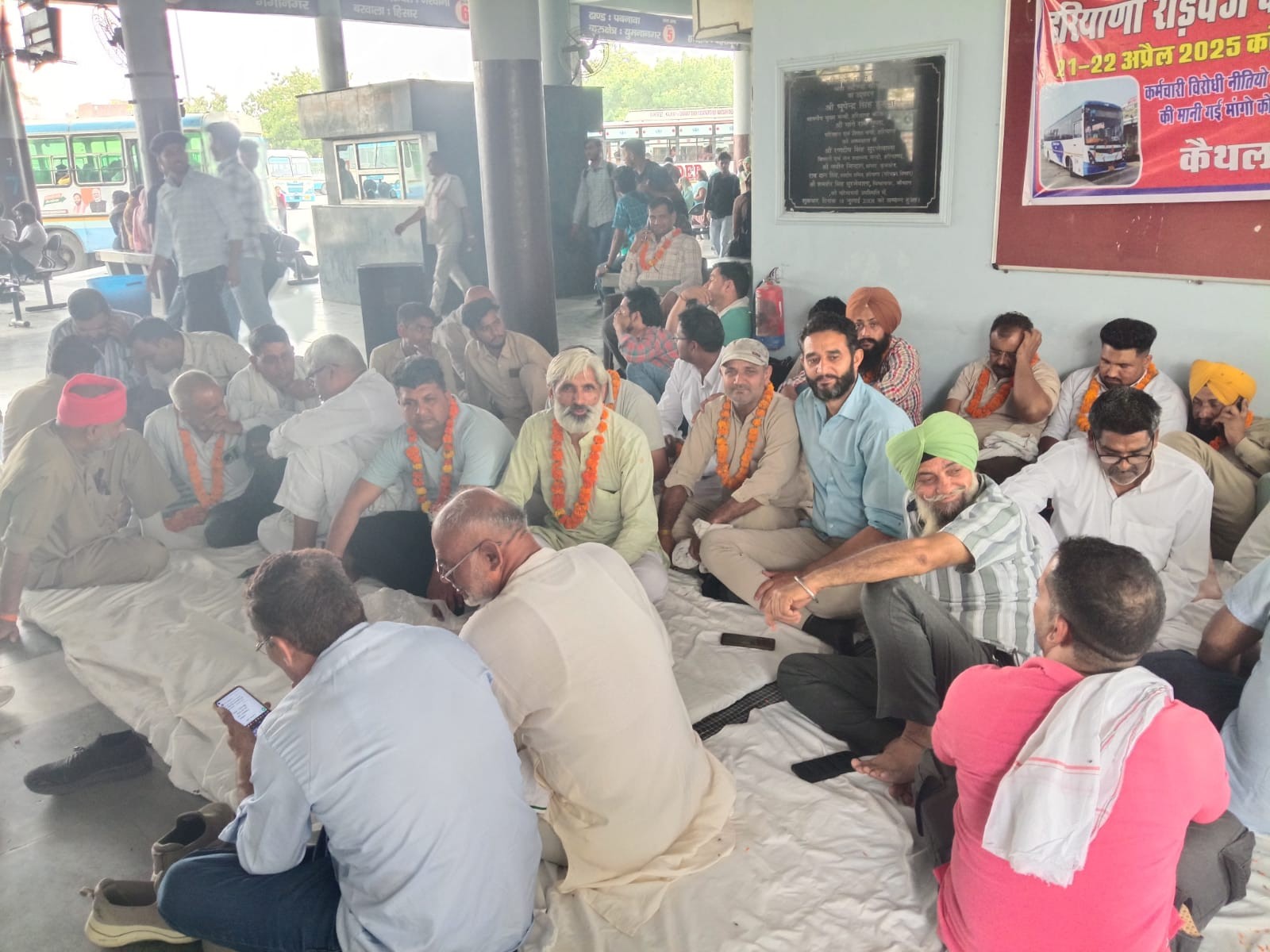व कैथल में भूख हडताल पर बैठे हुए रोडवेज के नेतागण। व कैथल में भूख हडताल पर बैठे हुए रोडवेज के नेतागण।