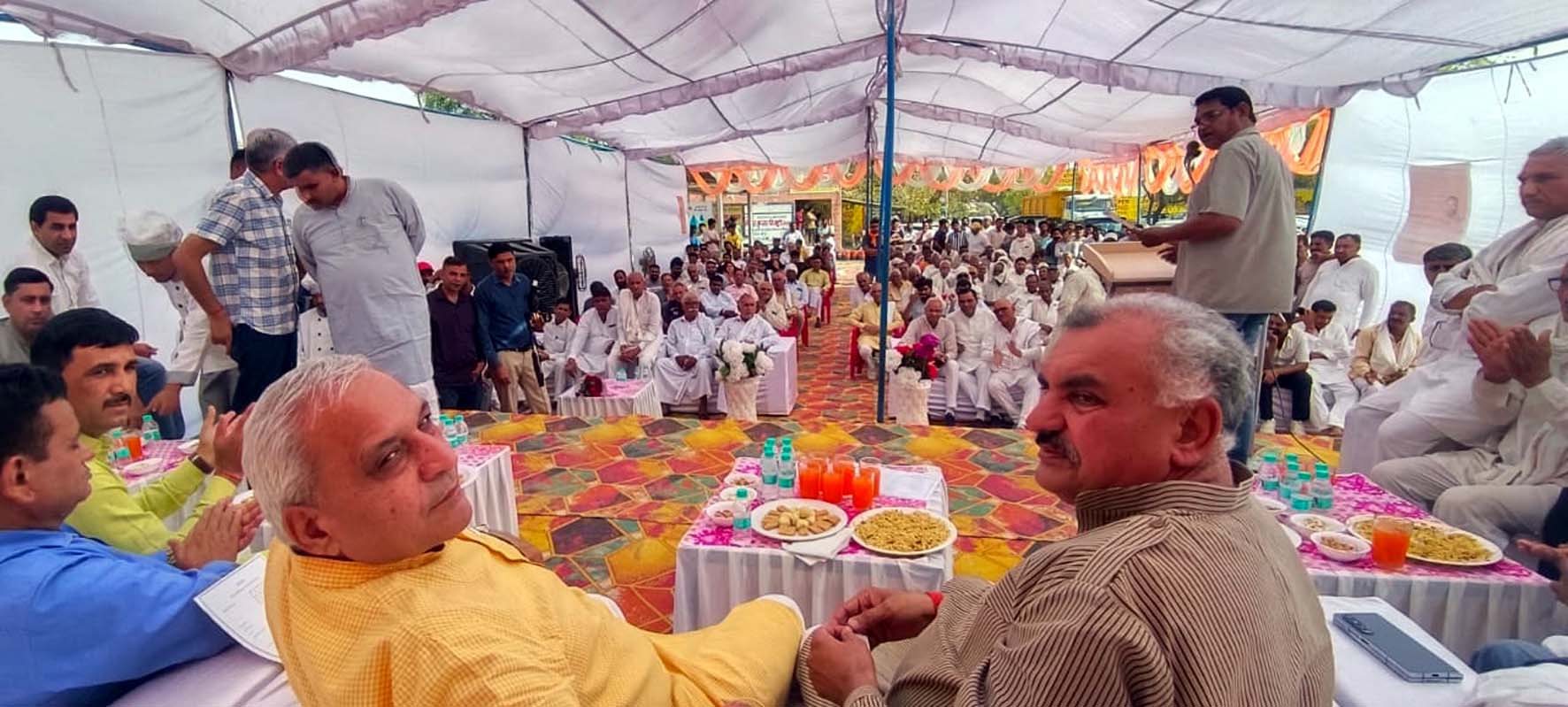 पेयजल परियोजना की आधारशिला रखने उपरांत कार्यक्रम में उपस्थित कैबिनेट मंत्री रणबीर गंगवा, नलवा विधायक रणधीर पनिहार व अन्य। पेयजल परियोजना की आधारशिला रखने उपरांत कार्यक्रम में उपस्थित कैबिनेट मंत्री रणबीर गंगवा, नलवा विधायक रणधीर पनिहार व अन्य।