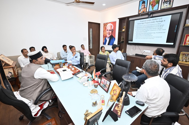 समीक्षा बैठक लेते हुए मंत्री विश्वास कैलाश सारंग समीक्षा बैठक लेते हुए मंत्री विश्वास कैलाश सारंग