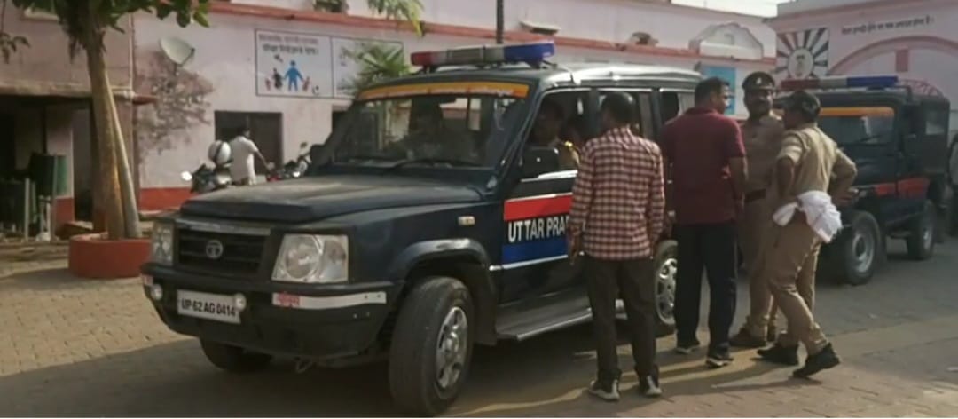 आरोपितों को गिरफ्तार कर ले जाती हुई पुलिस आरोपितों को गिरफ्तार कर ले जाती हुई पुलिस