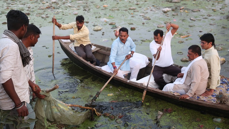 भोपालः ईंटखेड़ी में जल गंगा संवर्धन अभियान में शामिल हुए मंत्री सिलावट भोपालः ईंटखेड़ी में जल गंगा संवर्धन अभियान में शामिल हुए मंत्री सिलावट