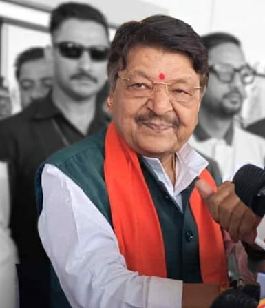 पत्रकारों से चर्चा करते मध्यप्रदेश के मंत्री कैलाश विजयवर्गीय पत्रकारों से चर्चा करते मध्यप्रदेश के मंत्री कैलाश विजयवर्गीय