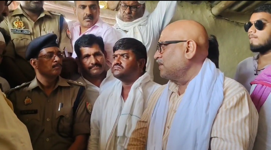 पुलिस से बात करते कांग्रेस प्रदेशअध्यक्ष पुलिस से बात करते कांग्रेस प्रदेशअध्यक्ष