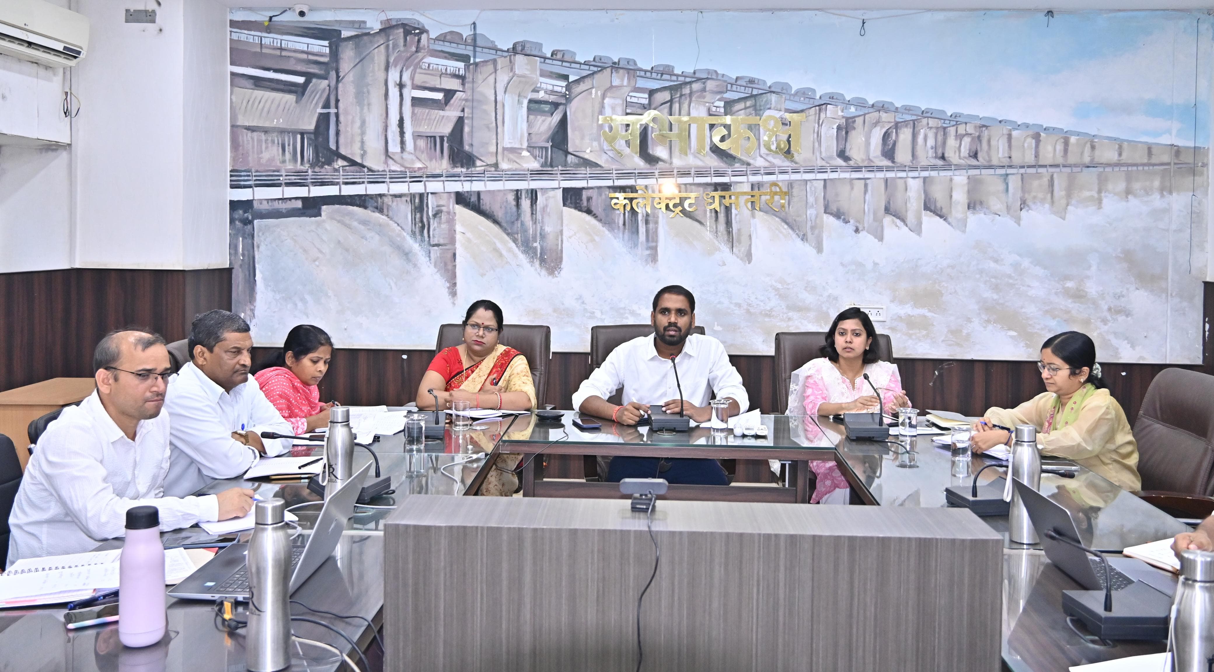बैठक लेते हुए कलेक्टर व अन्य अधिकारी उपस्थित। बैठक लेते हुए कलेक्टर व अन्य अधिकारी उपस्थित।