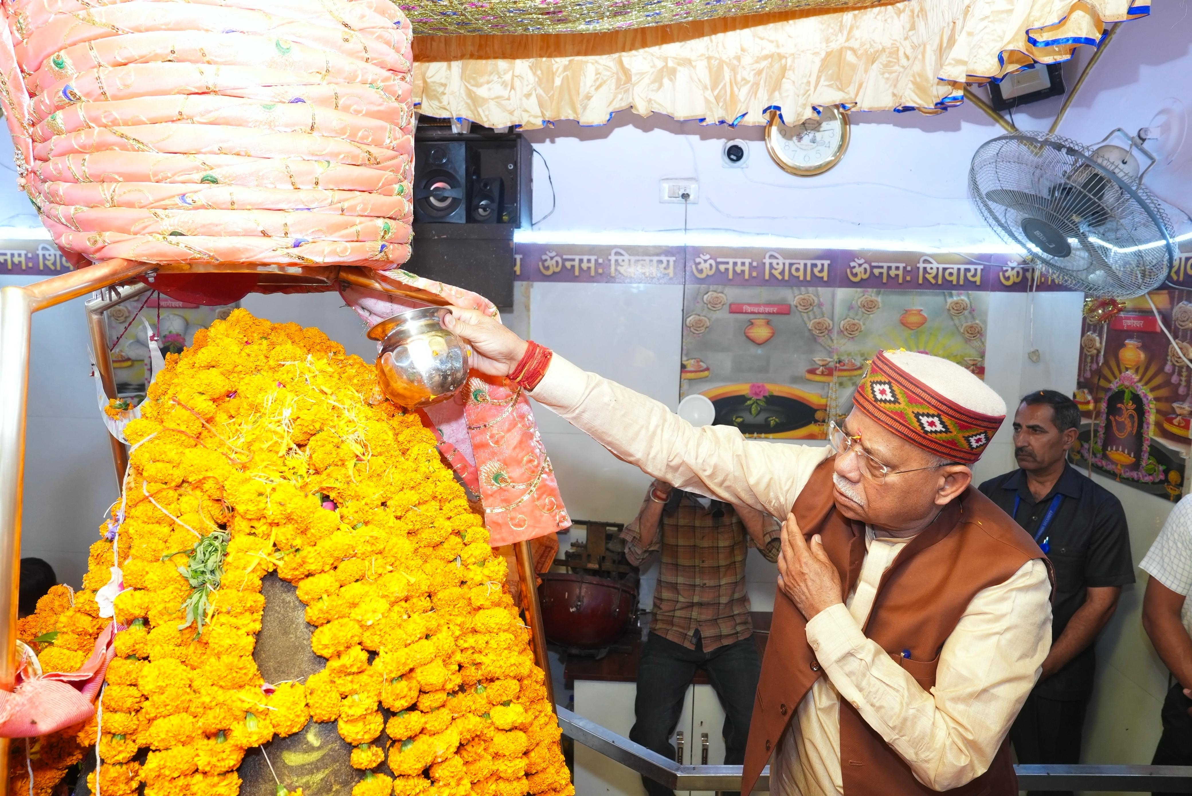 शिव मंदिर में पूजा अर्चना करते हुए राज्यपाल। शिव मंदिर में पूजा अर्चना करते हुए राज्यपाल।